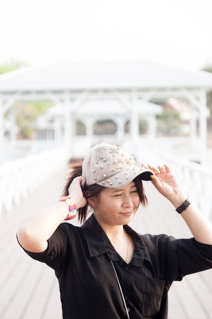Camicia nera delle donne asiatiche. Indossa un cappello