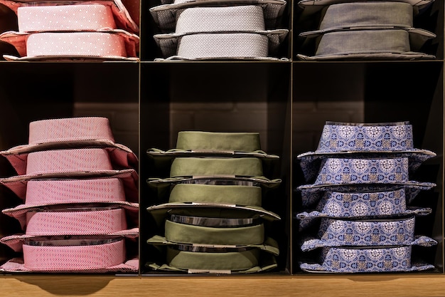 Camicie da uomo classiche sugli scaffali in boutique