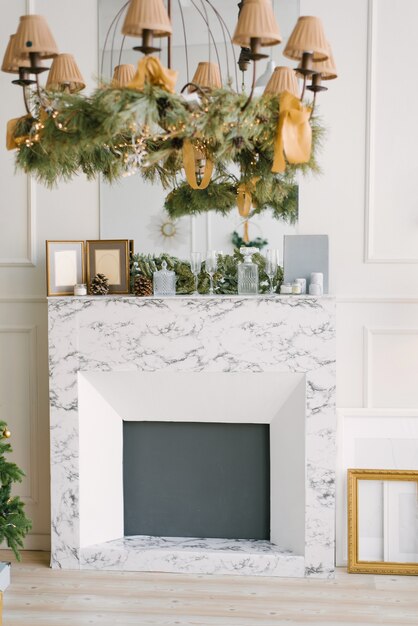 Caminetto moderno in marmo in soggiorno o sala da pranzo, decorato per il Natale