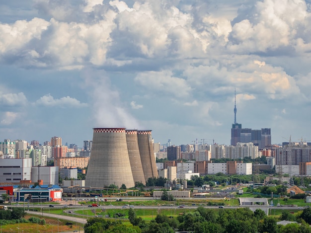 Camini di una centrale elettrica, un distretto industriale nel nord di Mosca.