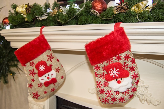 Camino con calza decorato per Natale, vista ravvicinata.