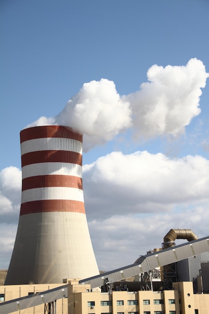 Camino fumante di una centrale elettrica