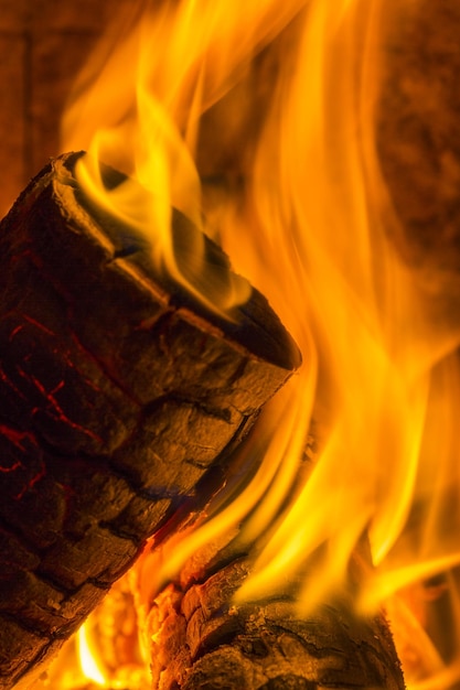 Camino fuoco fiamma brucia legna da ardere accogliente inverno energia fossile