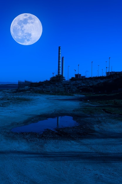 Camino sul mare di notte