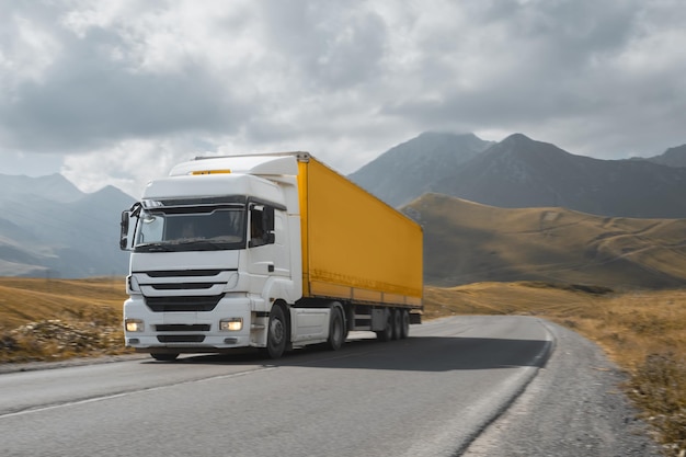 camion che attraversa un valico di montagna