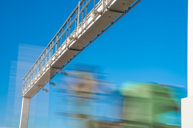 Camion che passa attraverso un casello autostradale su strade a pedaggio autostradali