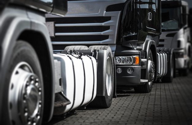 Camion che rimangono nel traffico