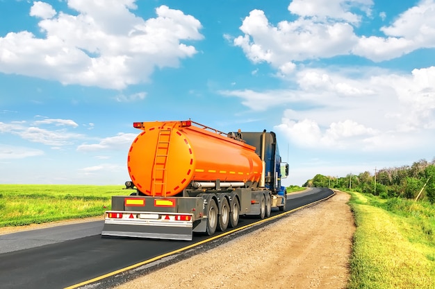 Camion cisterna di carburante in autostrada