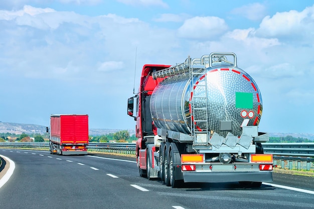 Camion cisterna su strada in Costiera Amalfitana, Italia