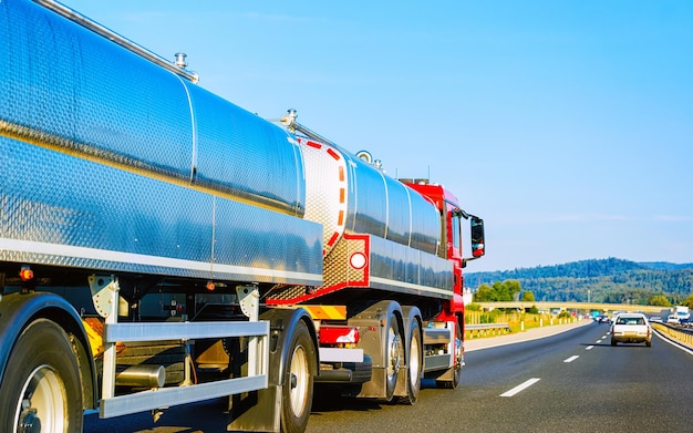 Camion con deposito di liquidi o olio in strada o autostrada della Polonia. Autocarro con cisterna di servizio al lavoro di logistica. Cisterna semirimorchio. Azionamento in auto da carico. Consegna merci. Industria dell'esportazione dei trasporti