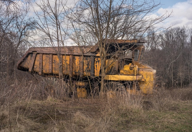 Camion da costruzione pesante abbandonato