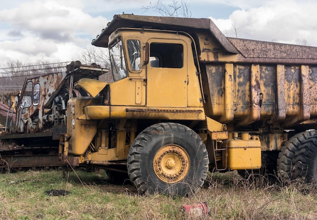 Camion da costruzione pesante abbandonato