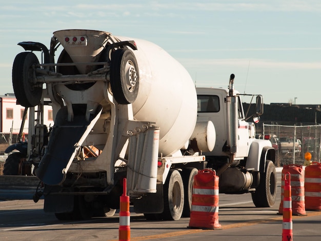 Camion della betoniera al cantiere.