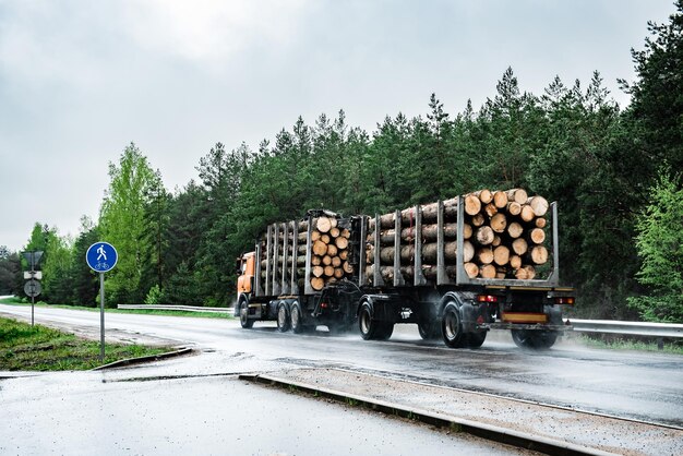 Camion di registrazione su strada in una giornata piovosa.