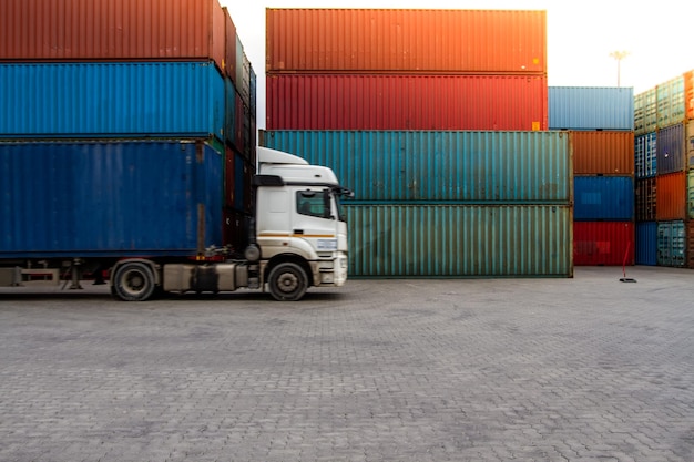 Camion durante il caricamento nel cantiere logistico di spedizione con container Carrello elevatore a forcale Carrello per la movimentazione di carrelli elevatori Concetto di importazione e esportazione logistica Carico e scarico di container nel porto