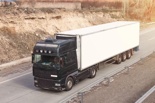 Camion in autostrada. Trasporti