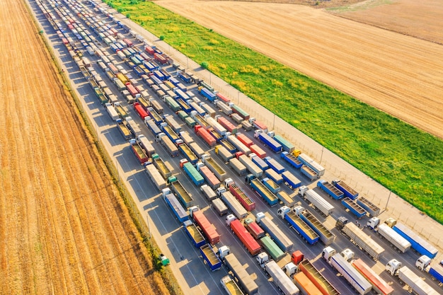 Camion in linea al terminal di carico. Trasporto di merci con autoveicoli.