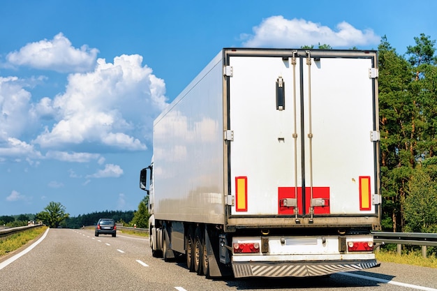 Camion in strada in Polonia. Trasporto di camion che consegna un carico di merci.