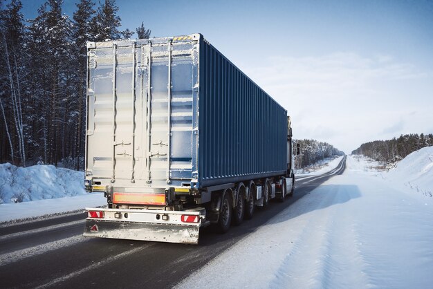 Camion merci su una strada invernale.