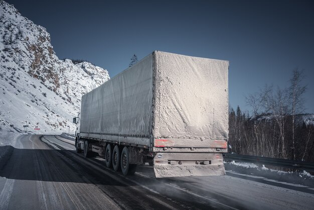 Camion merci su una strada invernale.