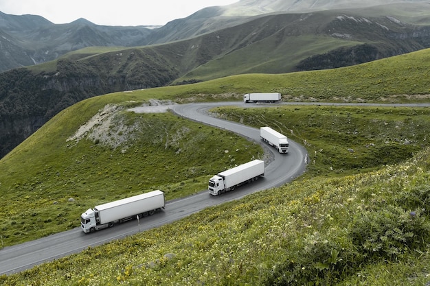 camion merci sul passo stradale di montagna