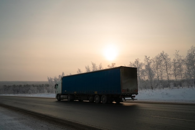 Camion merci sulla strada invernale