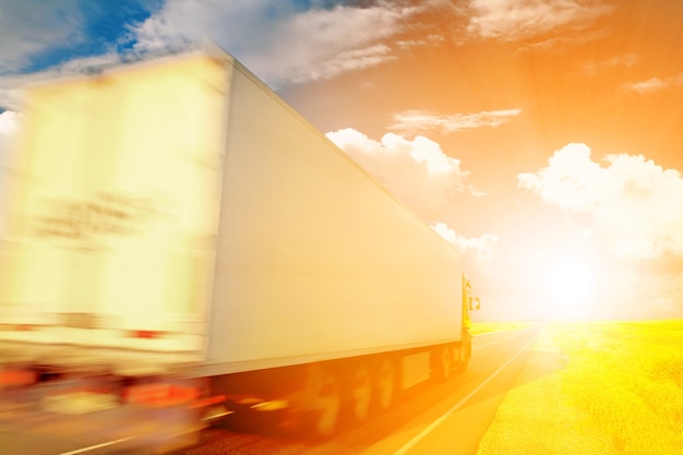 camion merci sulla strada per il tramonto