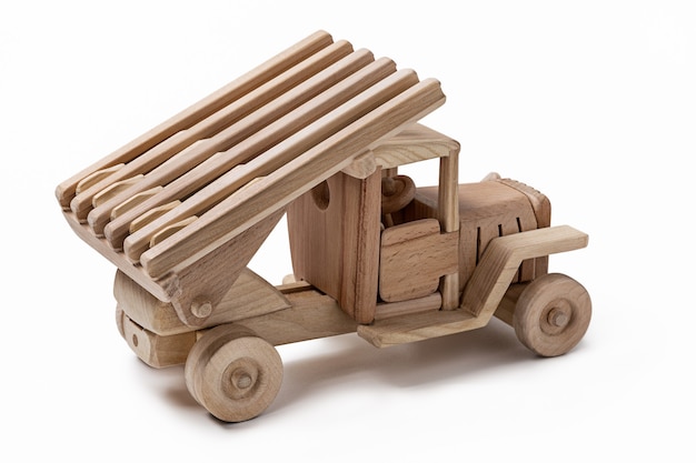 Camion militare giocattolo di legno fatto a mano isolato su bianco con un sacco di spazio vuoto per il messaggio.