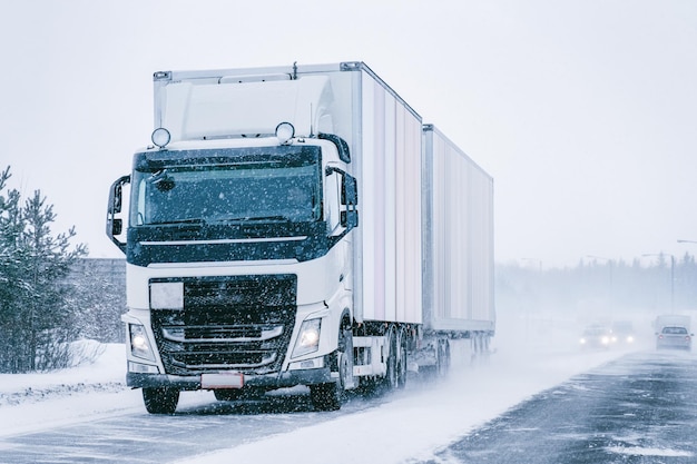 Camion nella strada invernale innevata in Finlandia della Lapponia.