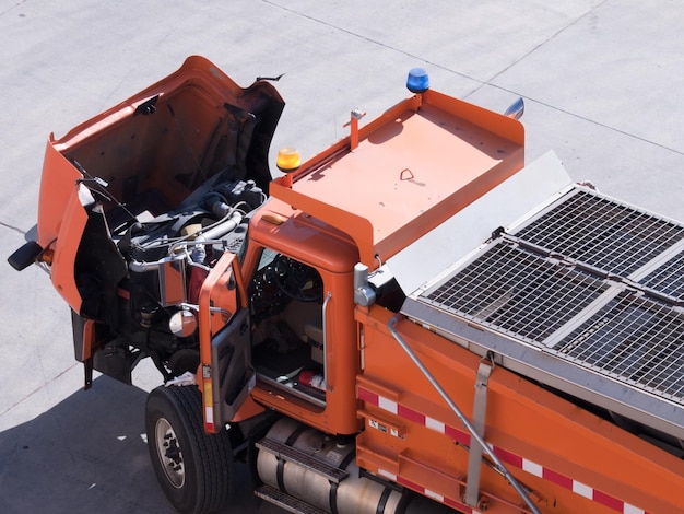 Camion per la manutenzione stradale.