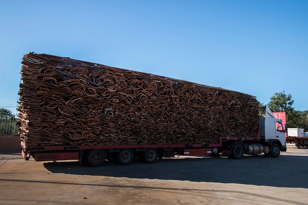 Camion pesante che trasporta sughero