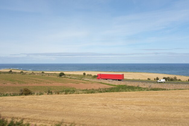 Camion rosso in un bellissimo paesaggio