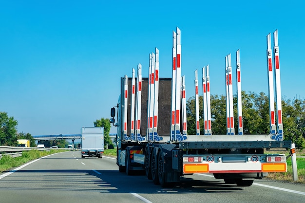 Camion senza rimorchio sulla strada asfaltata dell'autostrada in Polonia. Camion bisarca