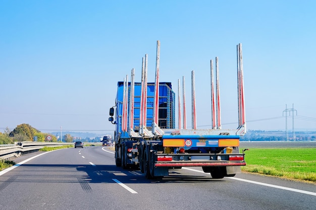 Camion senza rimorchio sulla strada asfaltata dell'autostrada in Polonia. Camion bisarca