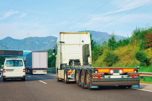 Camion senza rimorchio sulla strada asfaltata dell'autostrada in Slovenia. Camion bisarca