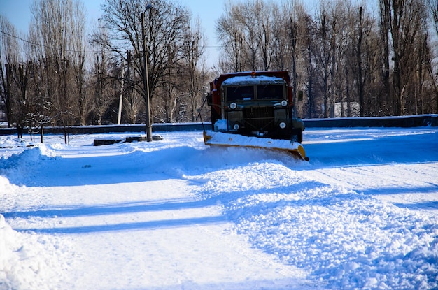 Camion spazzaneve che lavora in un parco cittadino