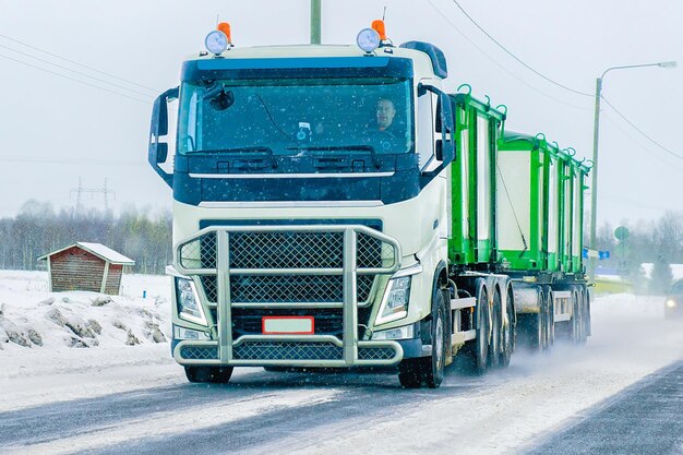 Camion su strada in inverno Rovaniemi, Lapponia, Finlandia