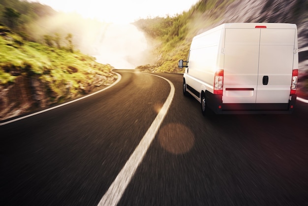 Camion su strada in un paesaggio naturale