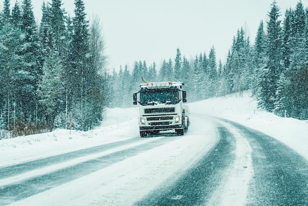 Camion su una strada invernale innevata in Finlandia in Lapponia.