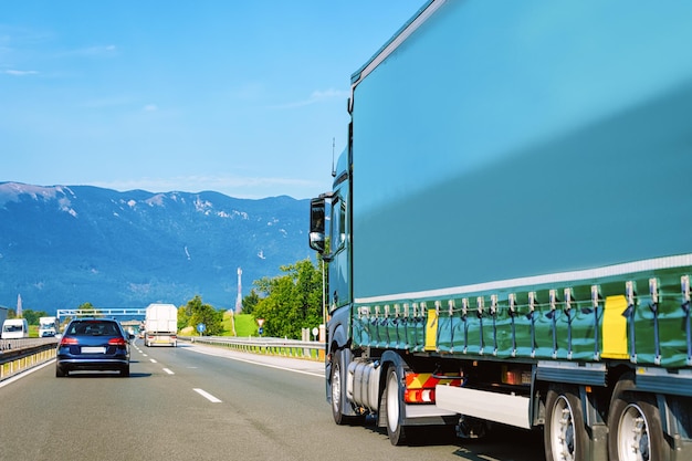 Camion sulla strada asfaltata in Polonia. Trasporto di camion che consegna un carico di merci.