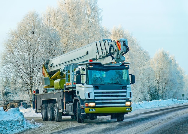 Camion sulla strada della neve in inverno Finlandia, Lapponia.
