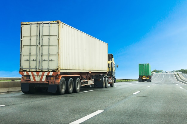 Camion sulla strada statale con container, trasporto logistico