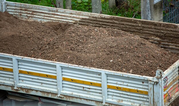 Camioncino di rimbalzo con terra scavata per lavori idrici