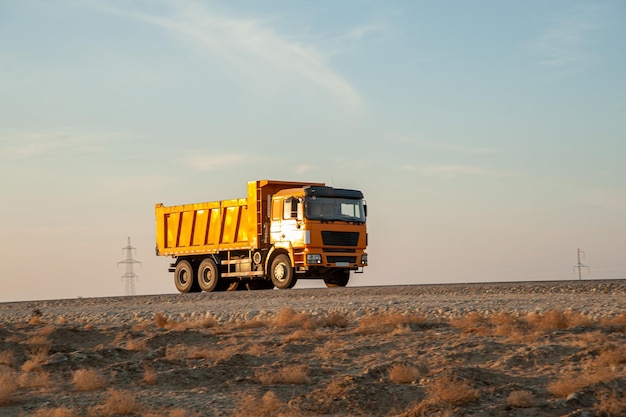 Camioncino dumper arancione in una zona di costruzione