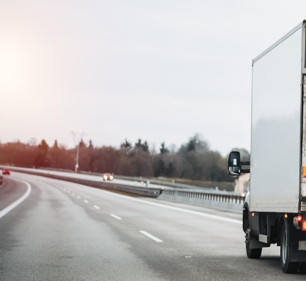 Camionetta di consegna sull'autostrada europea Semitruck con rimorchio di carico che guida nel tunnel Camionetta in veloce movimento Il camionista guida il suo moderno camion