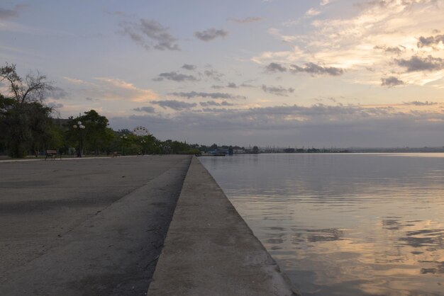 Cammina all'alba lungo l'argine della città di Kerch Russia paesaggio marino di una mattina d'estate il concetto di viaggio e ricreazione