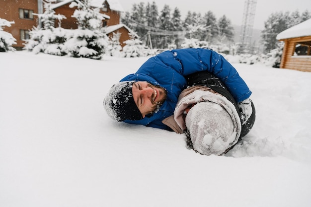 Cammina in inverno. Abbracciando le coppie che si godono la nevicata. Uomo e donna che si divertono nella foresta gelida. Appuntamento romantico in inverno. Umore natalizio di una giovane famiglia. Concetto di amore e svago