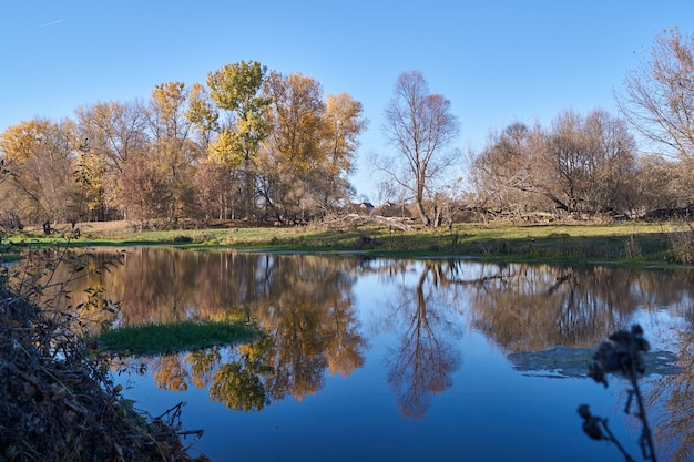 Cammina lungo la riva del fiume Snezhet