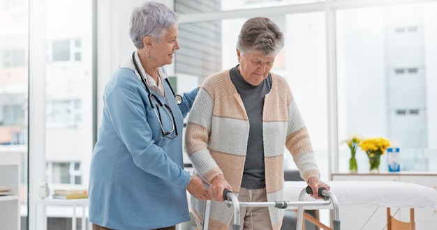 Camminaio di riabilitazione o medico che cura una donna anziana in pensione o in ospedale per il benessere o il supporto Assistente di apprendimento che aiuta o paziente anziano con telaio per camminare nel recupero della fisioterapia