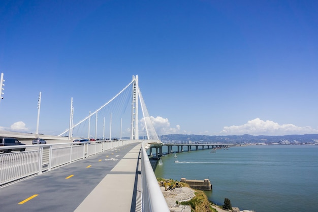 Camminando sul nuovo sentiero del ponte della baia che va da Oakland a Yerba Buena Island Baia di San Francisco in California